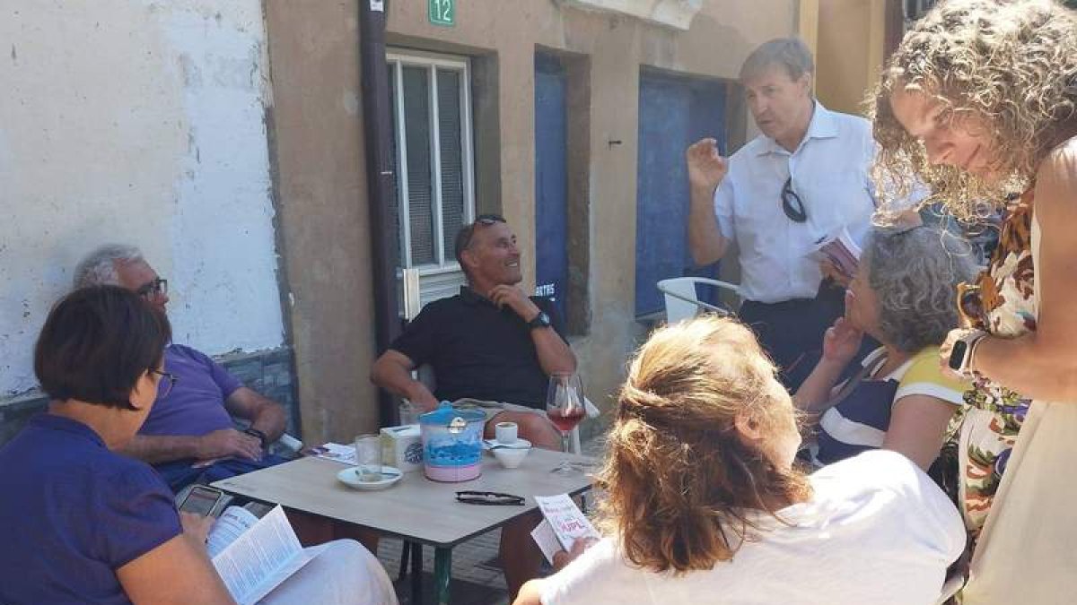 Díez Cano, durante la campaña ayer en Navatejera. DL