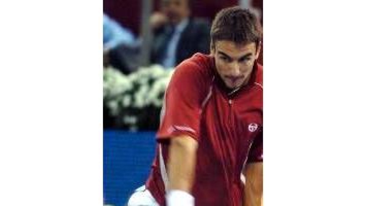 Robredo devuelve una pelota durante el encuentro frente a Agassi