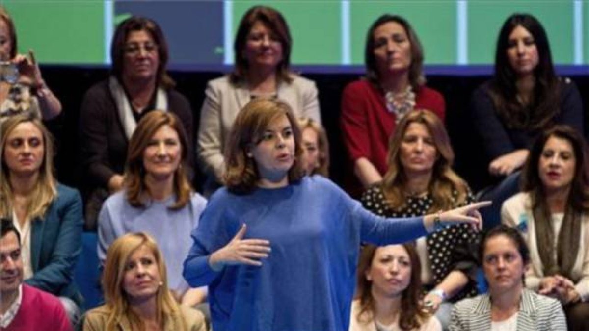 La vicepresidenta del Gobierno, Soraya Sáenz de Santamaría, durante un acto con mujeres candidatas al Parlamento andaluz, este sábado, en Cádiz.