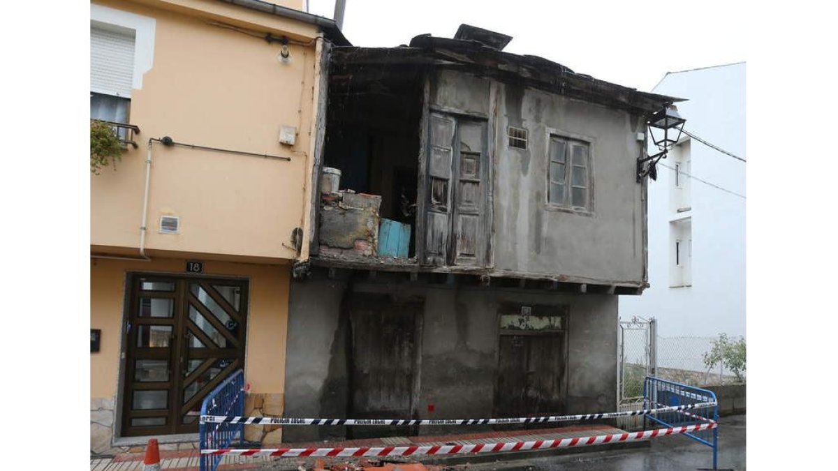 Edificio semiderruido en la calle Los Negrillos de Cacabelos.