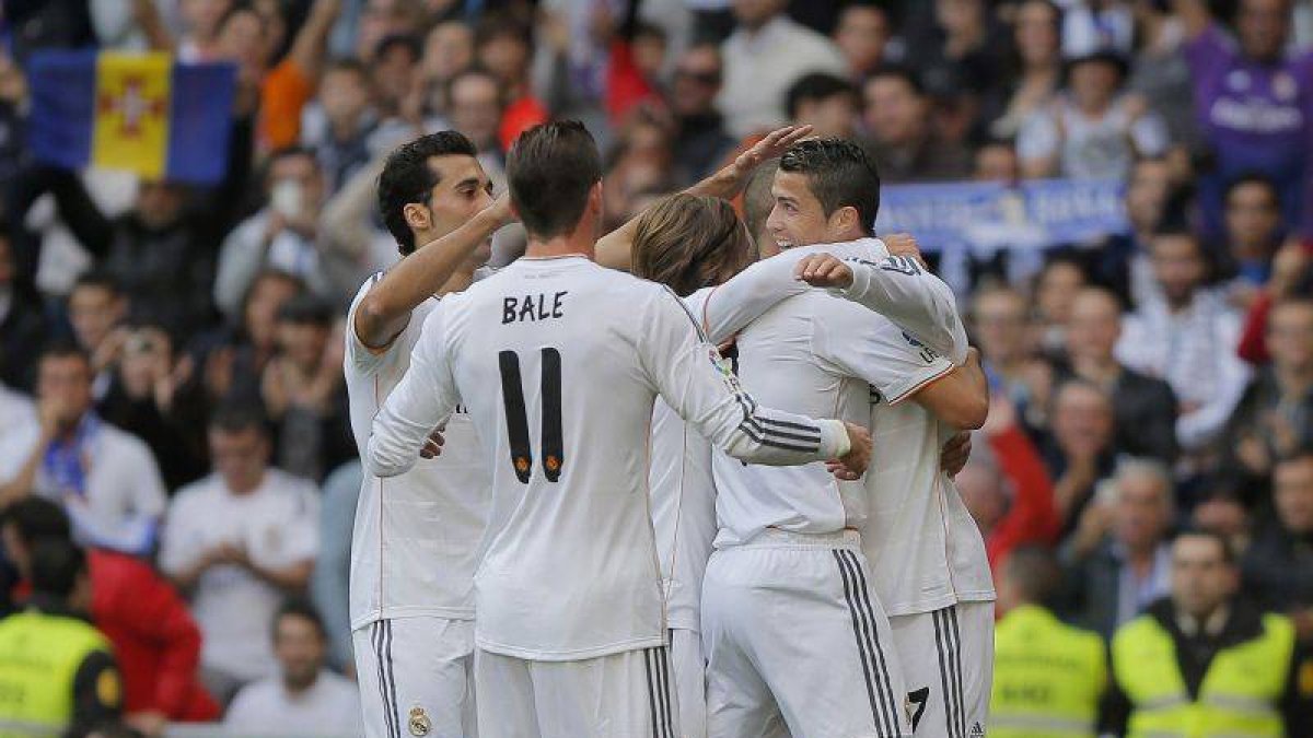 Los jugadores del Real Madrid celebran uno de los goles logrados ante la Real Sociedad.