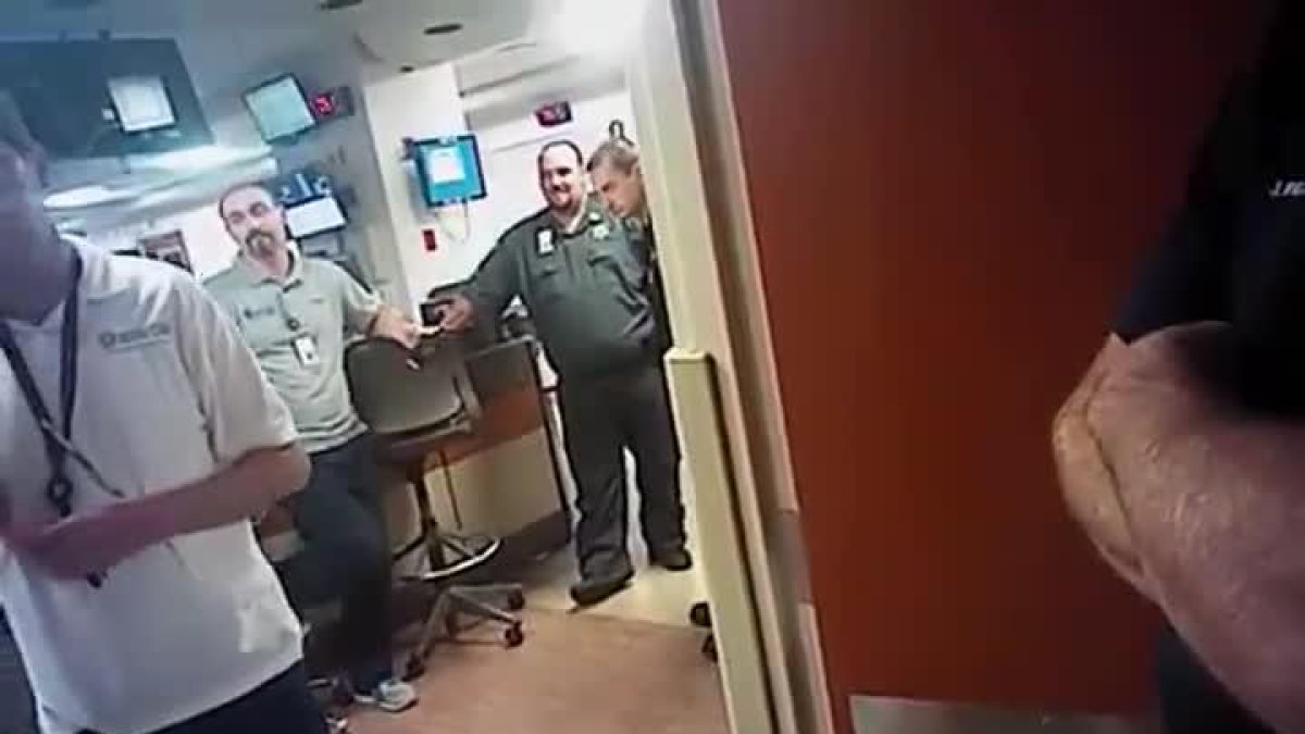 Momento de la detención de la enfermera que se negó a extraer sangre a un paciente inconsciente.