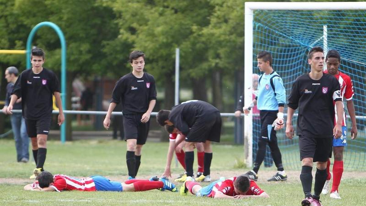 Los jugadores ejidenses consuelan a los bercianos.