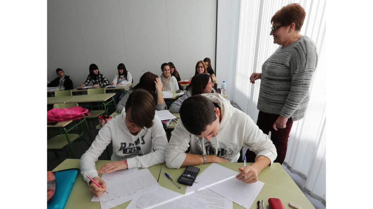Alumnos del centro de formación profesional en el aula. de la mata