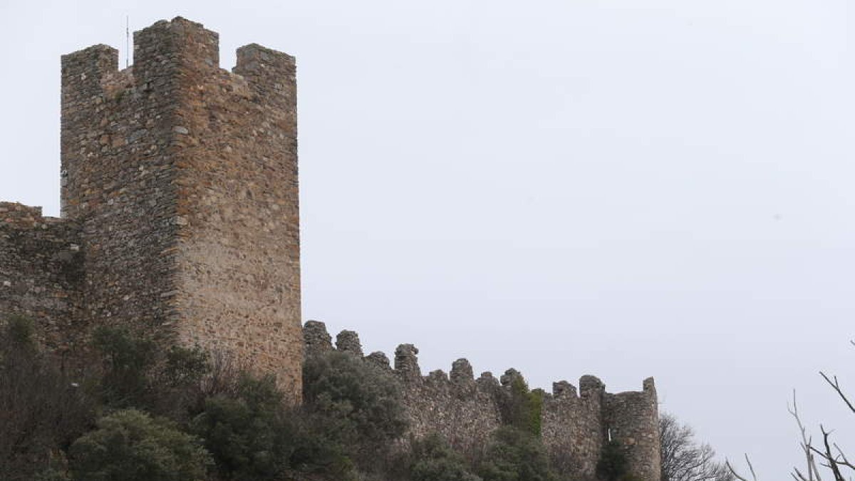 Una imagen del Castillo de Cornatel junto a otra con el cartel de aviso de su cierre.