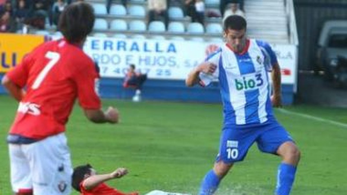 Víctor Salas y Zamora luchan por uno de los muchos balones sueltos que se quedaron sin remate dentro