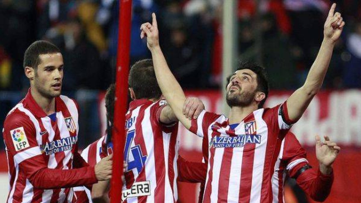 Villa recibe las felicitaciones de sus compañeros tras marcar el primer gol ante la Real Sociedad.