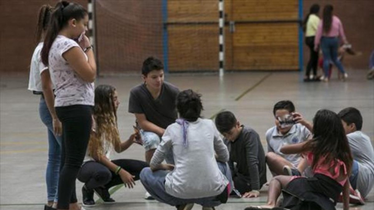Alumnos de la ESO de El Til·ler en el centro de deportes del Bon Pastor, ayer