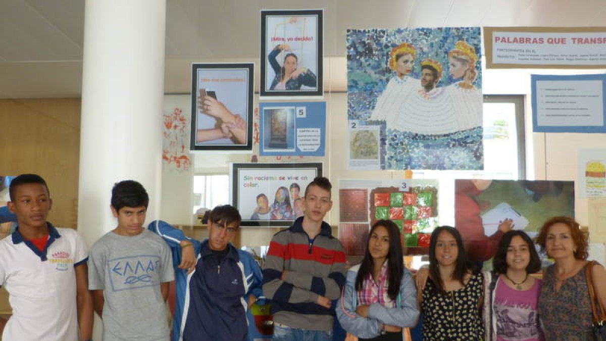 Alumnado del IES García Bellido con Paz Brasas en el Aula Didáctica del Museo de León.