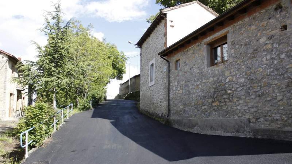 La calle La Escuela de Valmartino es una de las travesías recientemente asfaltadas. CAMPOS