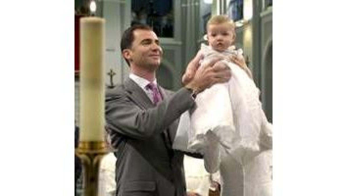 El Príncipe Felipe levanta a la infanta Leonor hacia la hornacina donde reposa la Virgen de Atocha