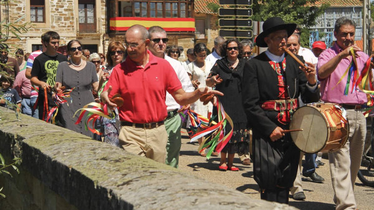 Las cintas, las castañuelas, el tamboril, todo está listo en Santa Colomba para abrir unas fiestas familiares y para todos los públicos. DL