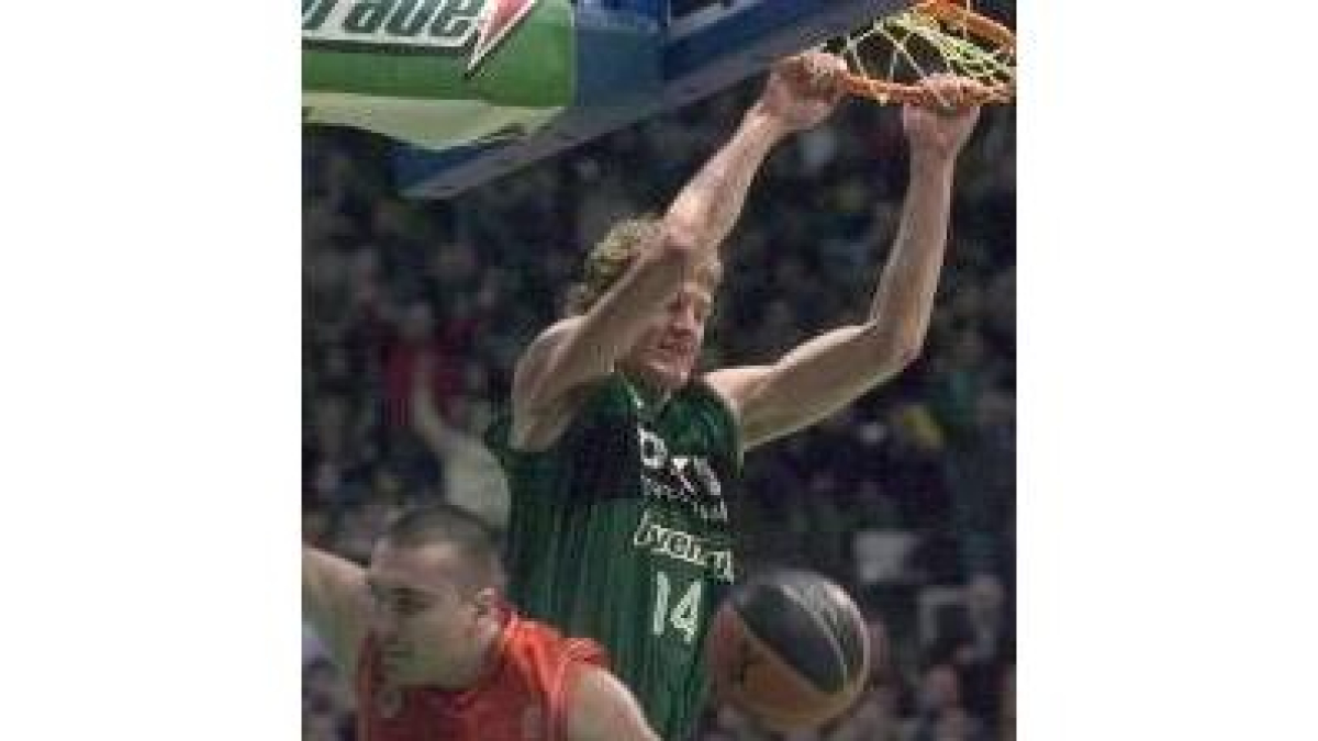 Jan-Hendrik Jagla, del Joventut, hace un mate ante Dejan Milojevic