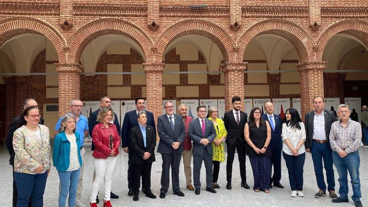 Representantes de las cofradías ayer en la presentación de la procesión. MAZ