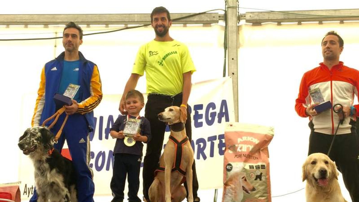 El representante del Club Mushing León se subió a lo más alto del podio en el canicross disputado en tierras vallisoletanas. DL