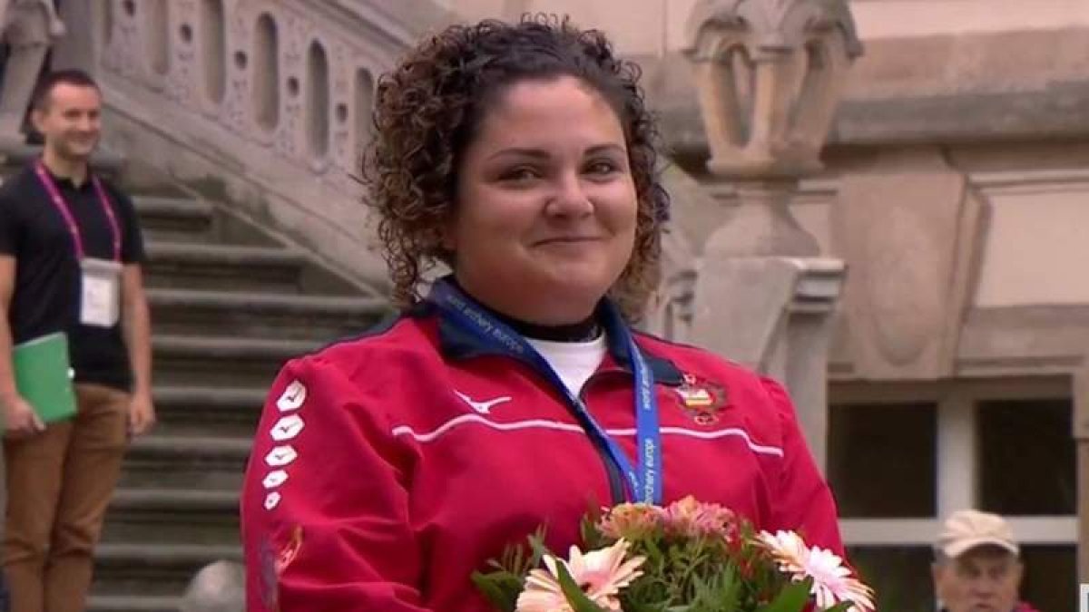 Andrea Marcos con su medalla de oro y el ramo de flores que recibía como campeona europea en la categoría de arco compuesto. RFETA