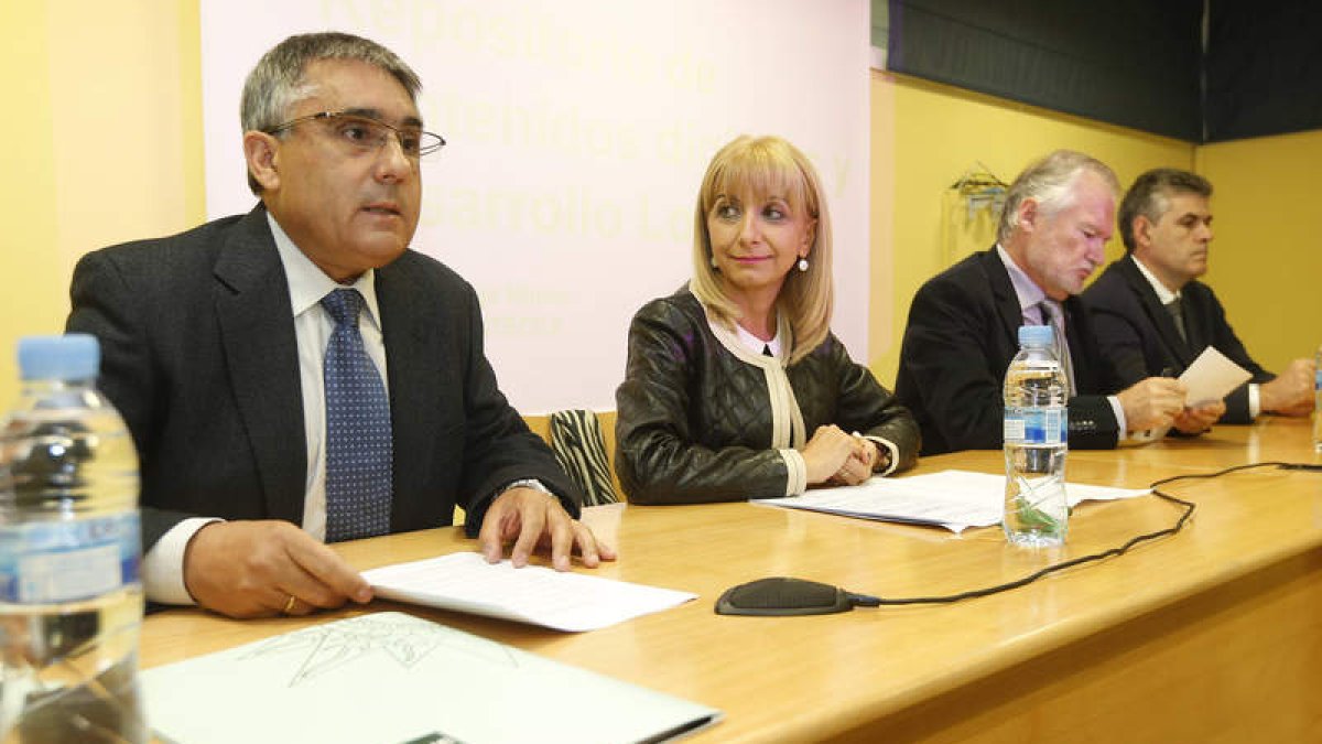 La alcaldesa, junto al director del Intecca y los del campus del Noroeste y Ponferrada de la Uned.