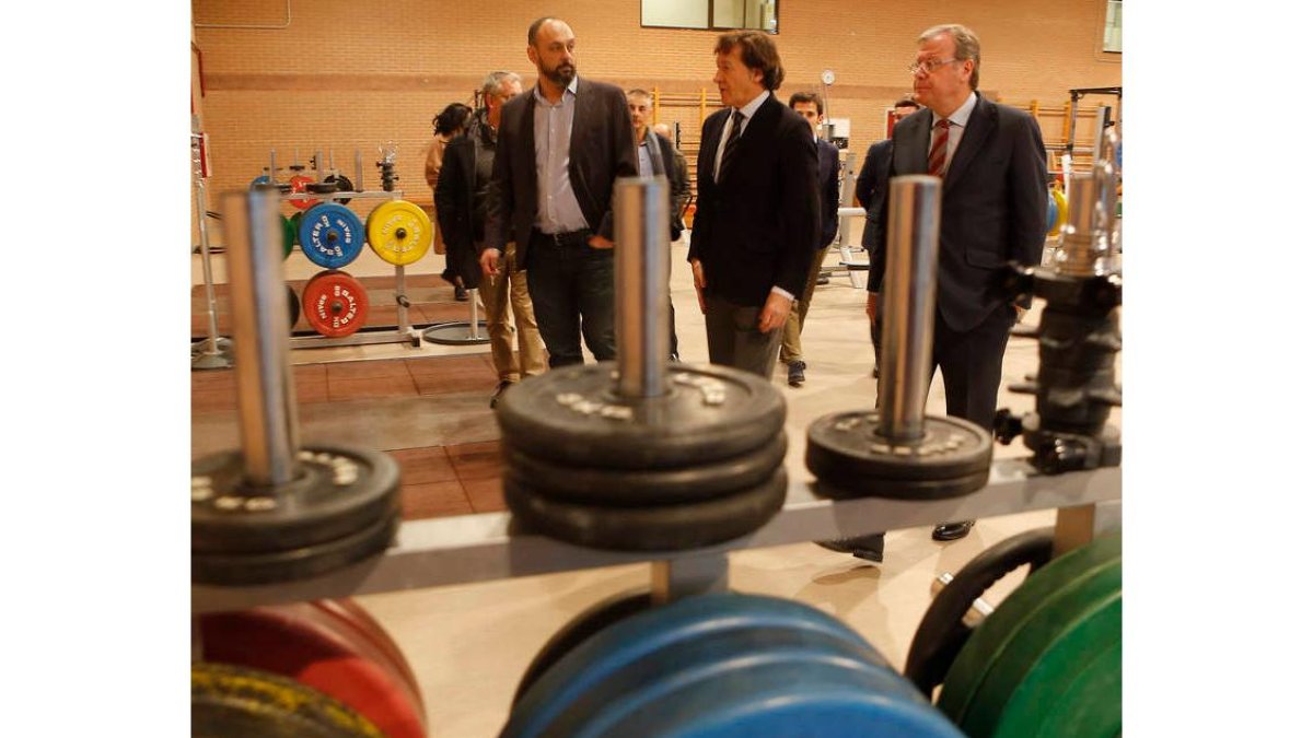 Lete, en compañía de Daniel Mateos y Antonio Silván en un momento de su visita al CAR de León. RAMIRO