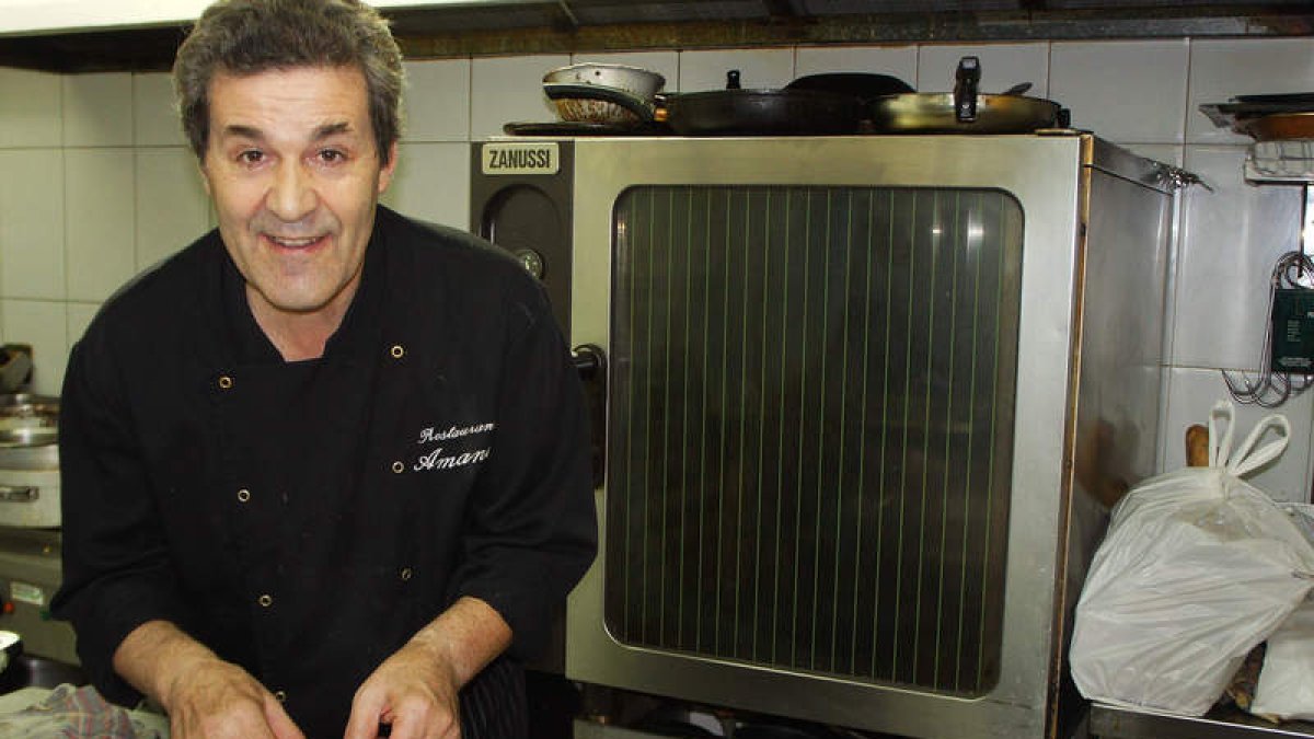 Amancio en los fogones de su céntrico restaurante.