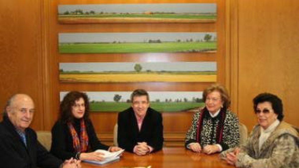 Teresa Rodríguez y Paco Fernández, con representantes de Unicef