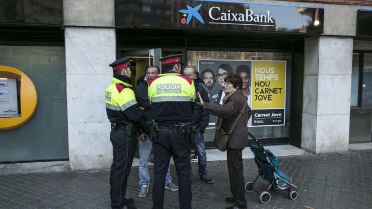 Atraco en una sucursal de La Caixa.