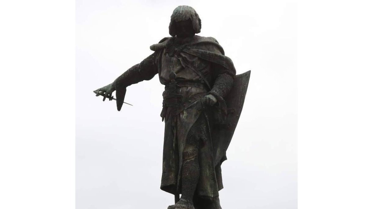 Imagen actual de la estatua de Guzmán, 117 años después de levantarse en la peana.