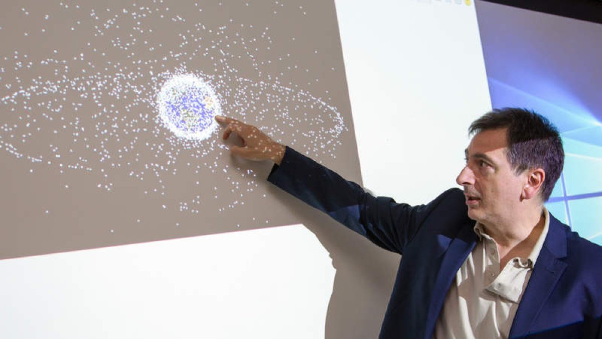 El profesor de la Universidad de La Rioja, Félix San Juan, explica el proyecto en el que trabaja el equipo que dirige. ABEL ALONSO