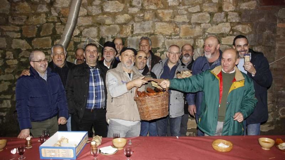 Los mozos del pueblo se llevaron el lote de las patas y orejas de cerdo.