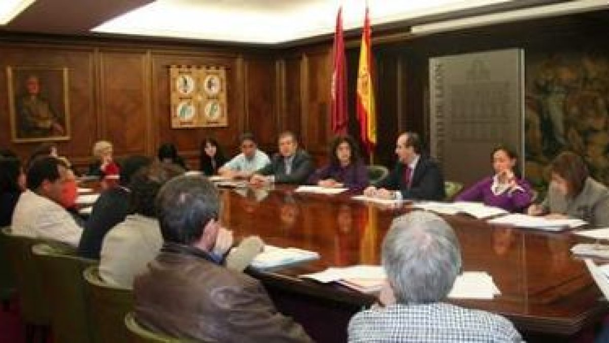 Un momento de la reunión de la mesa de inmigración