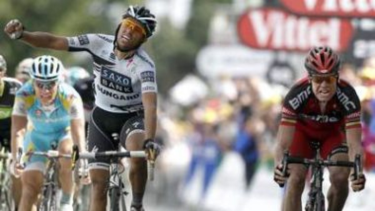 Cadel Evans, derecha, se impone al español Alberto Contador, que se sintió ganador.