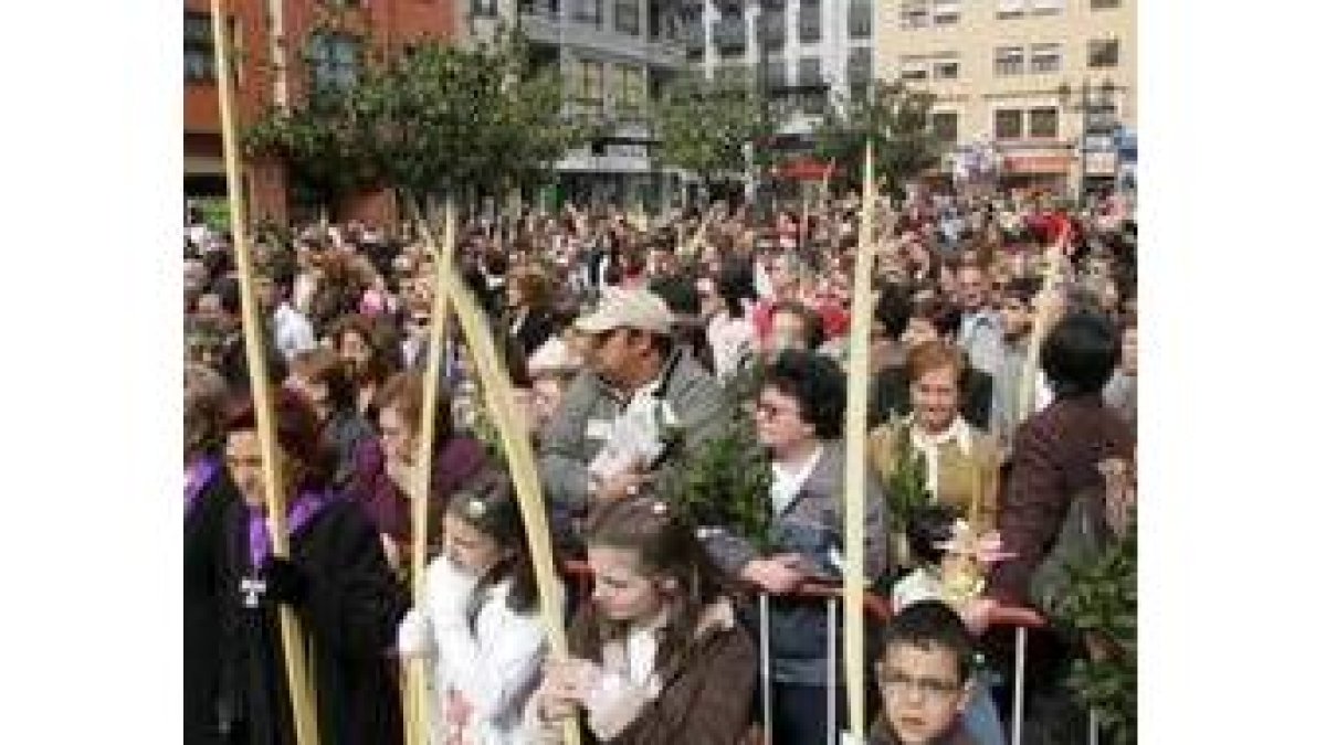 Cientos de personas con palmas en la plaza de Fernando Miranda