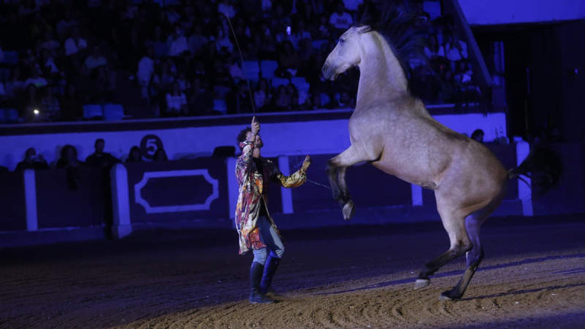El evento ecuestre León vive la libertad se celebró anoche en el León Arena. FERNANDO OTERO