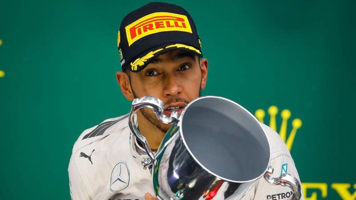 El británico Lewis Hamilton, de Mercedes, celebra su victoria en el GP de Brasil.