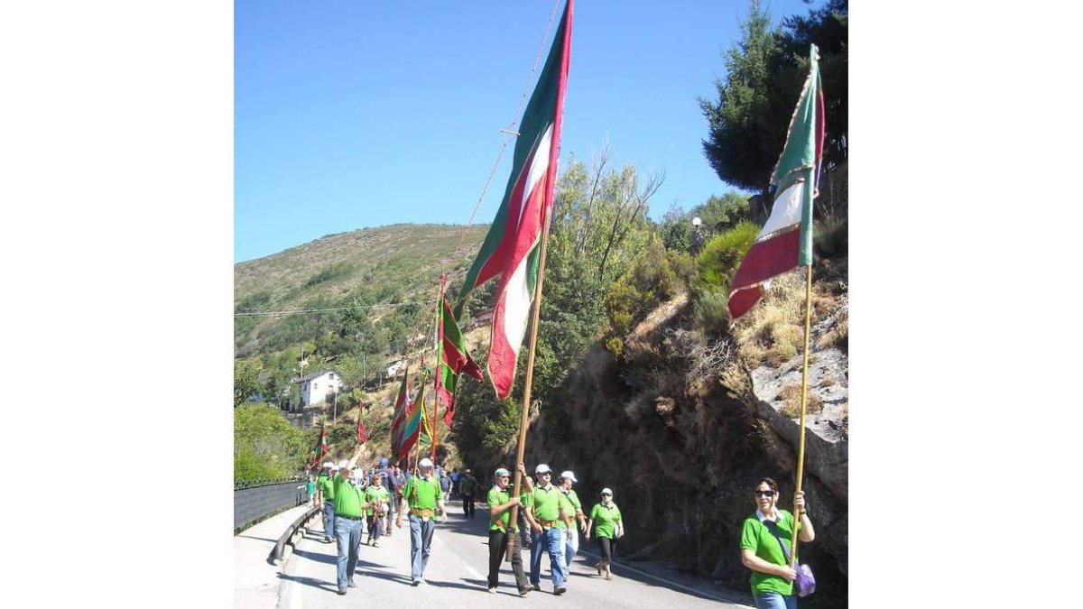 El acto contó con una veintena de pendones.