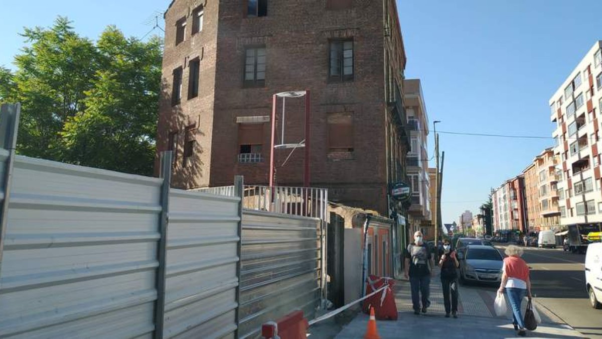 El edificio se encuentra en una zona donde el paso de peatones es constante. DL