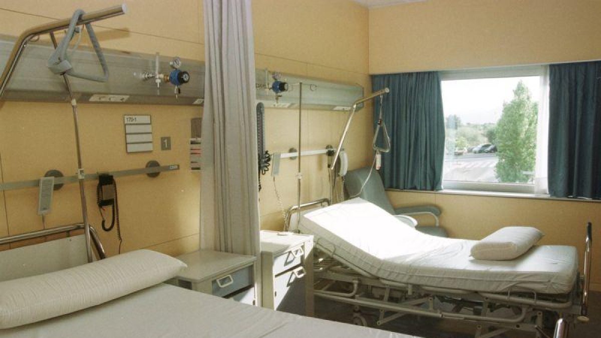Camas vacías en un hospital.