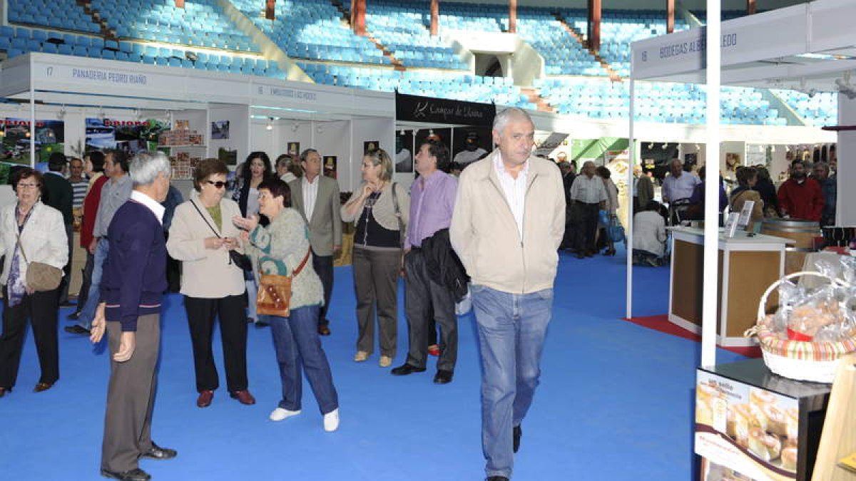 La feria recibe cada día cientos de visitantes y curiosos.