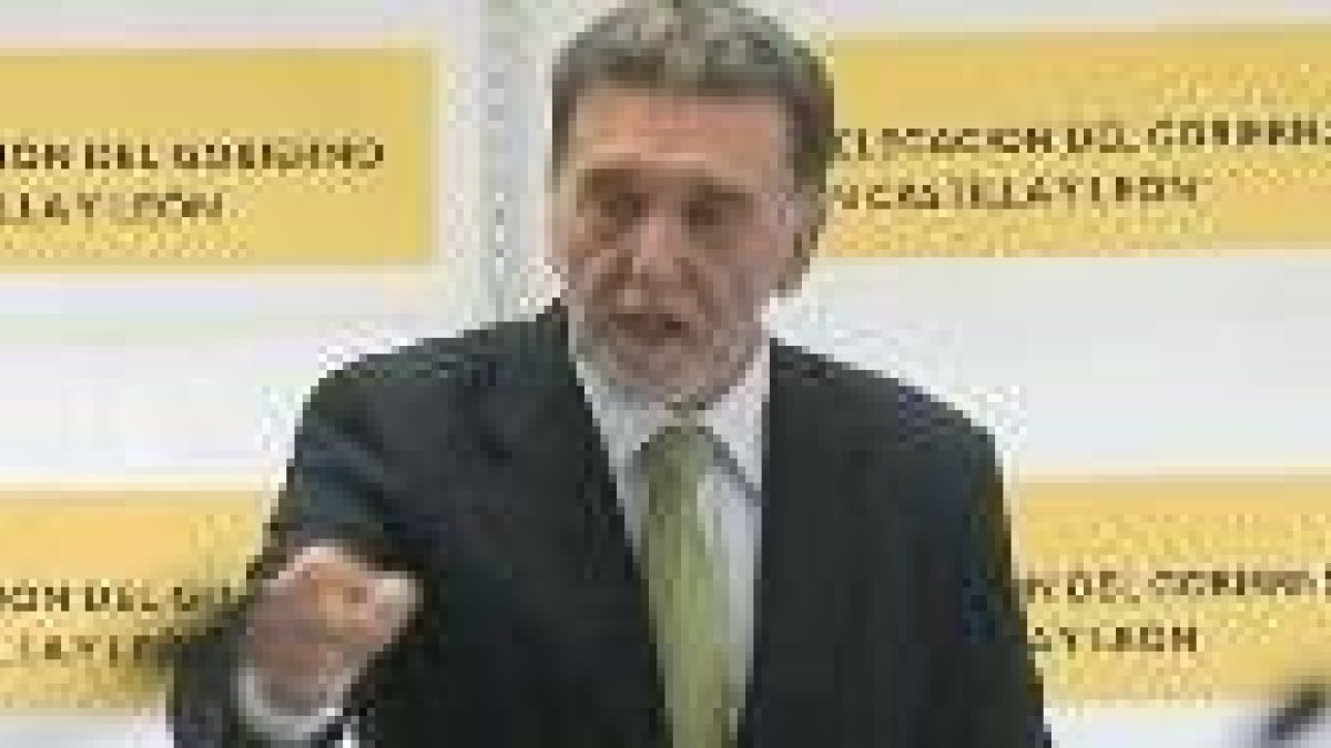 El delegado Miguel Alejo, durante su intervención ayer ante los nuevos guardias civiles