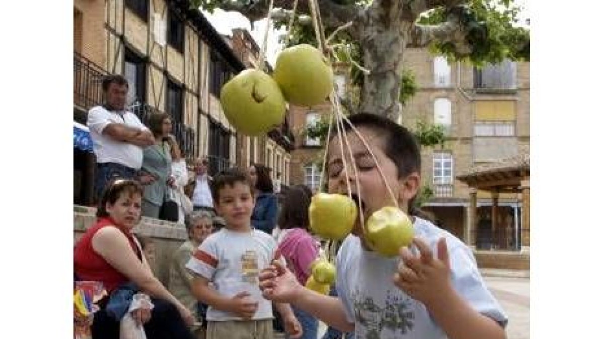 Un niño intenta comerse una manzana