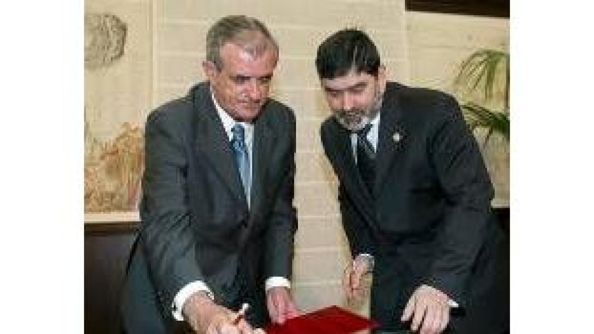 Francisco Javier Álvarez Guisasola y Ángel Penas durante la firma el convenio