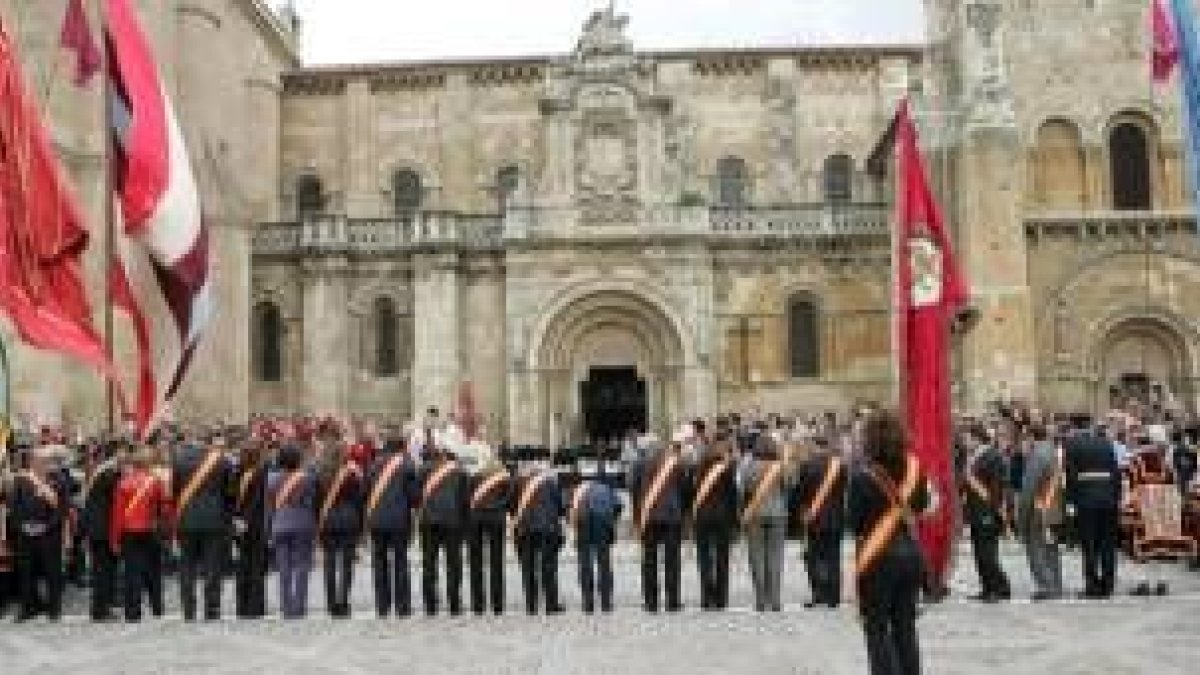 Un momento de las cabezadas del año pasado, con la Colegiata de San Isidoro al fondo
