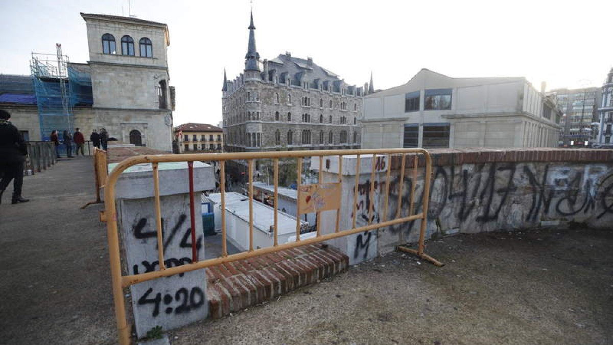 Vallas ‘de obra’ hacen de ‘quitamiedos’ en las zonas donde se han perdido los cristales de protección en la muralla de Ruiz de Salazar. RAMIRO
