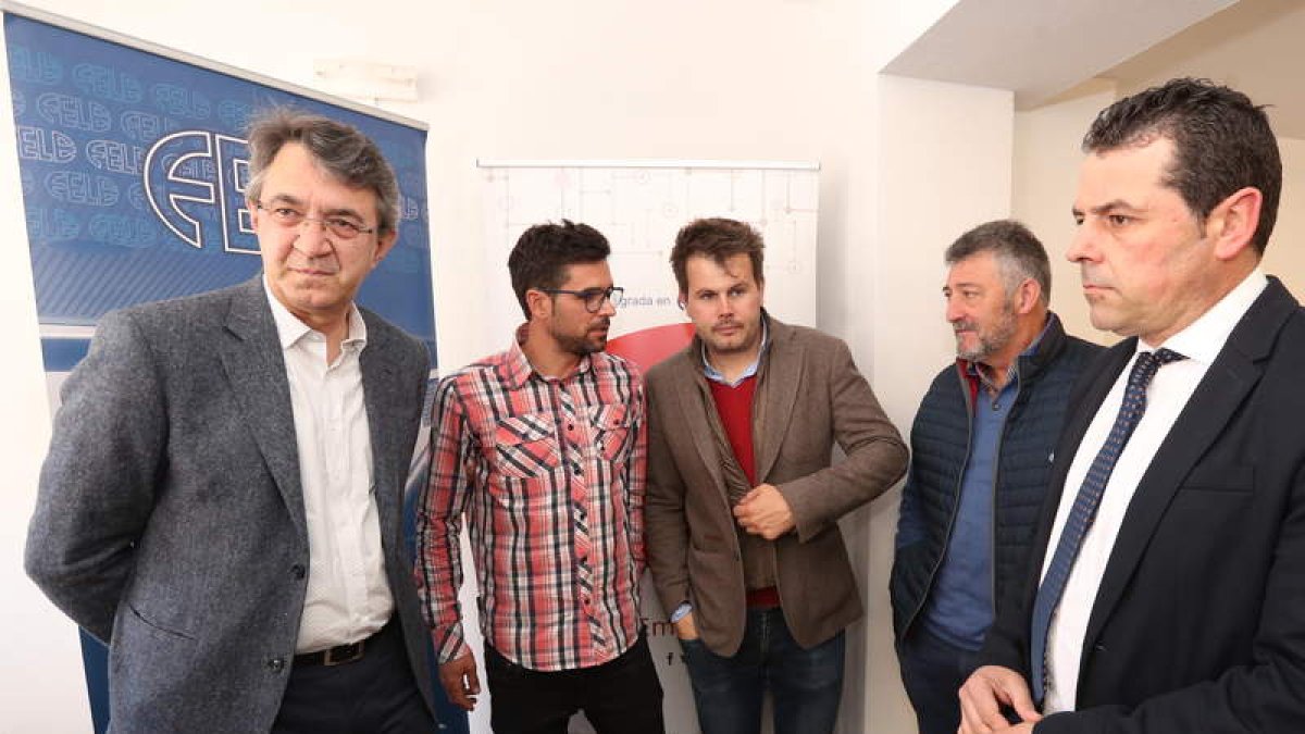 Majo, Velasco, Abril, Calvo y Morán, ayer en la nueva sede de los jóvenes empresarios. L. DE LA MATA