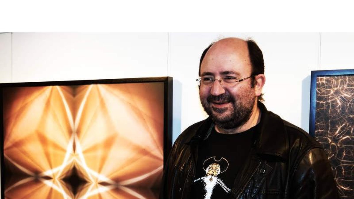 El artista Juan Luis García, con una de las obras que expone en la Fundación Carriegos.