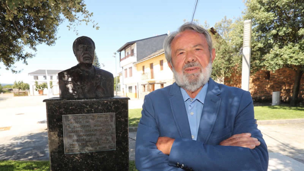 Francisco Fernández Marqués, fotografiado el pasado viernes en Cubillos junto a su busto. A.F. BARREDO