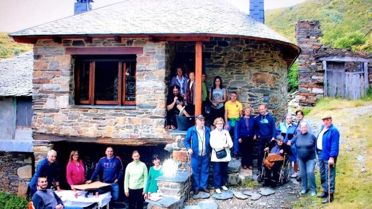 Nativos del pueblo de Los Montes de la Ermita (Igüeña), suprimido como entidad local menor. DL
