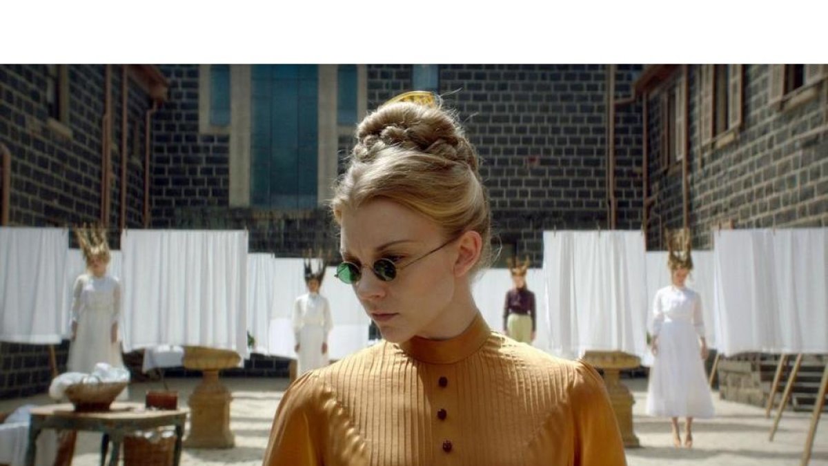 La actriz Natalie Dormer, en el papel de directora de internado en la serie El misterio de Hanging Rok, de Cosmo.