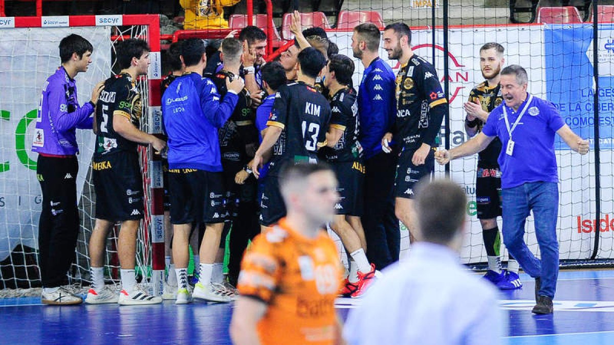 Todo el equipo, Cadenas incluido, celebró como una piña el triunfo contra Torrelavega. ALBERTO LOSA