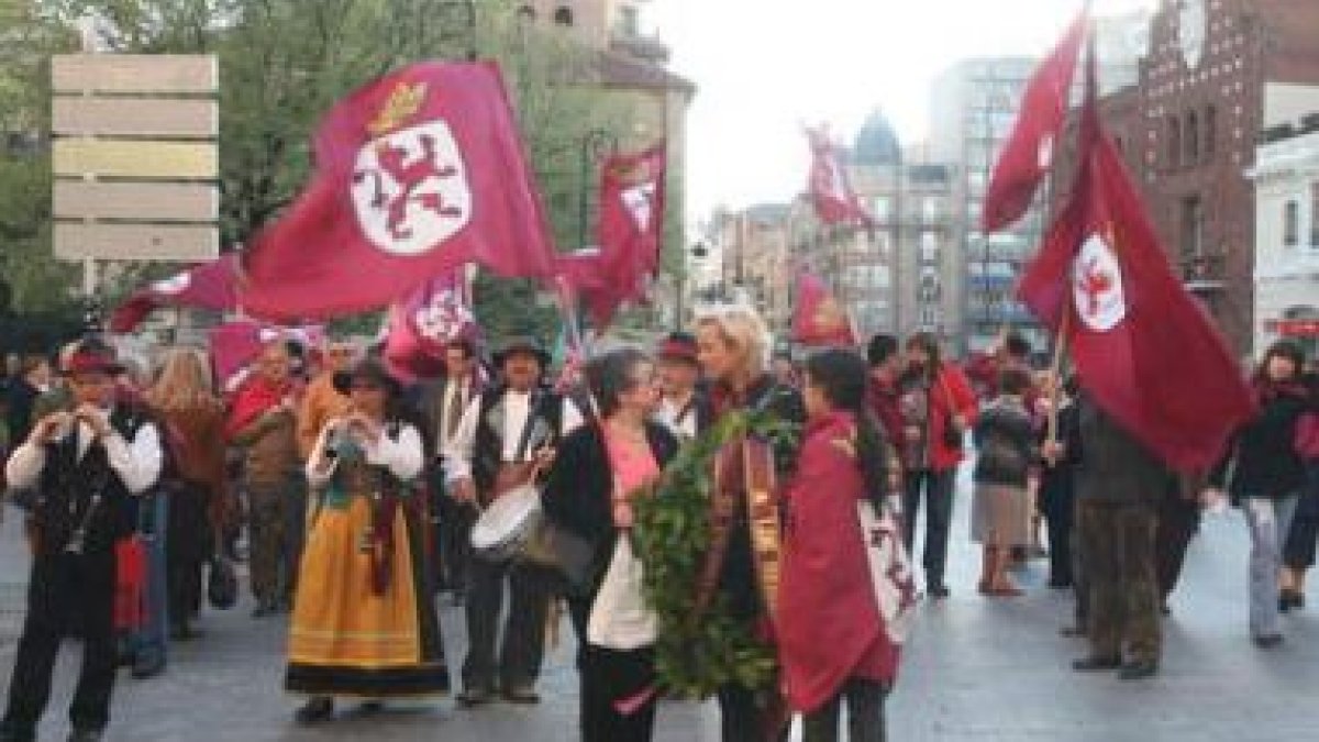 La conmemoración de los héroes leoneses arrancó de Botines y llegó hasta la Plaza Mayor