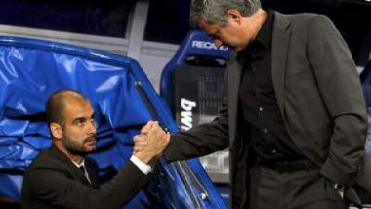 El entrenador del Real Madrid, José Mourinho, saluda al técnico del Barcelona, Pep Guardiola.